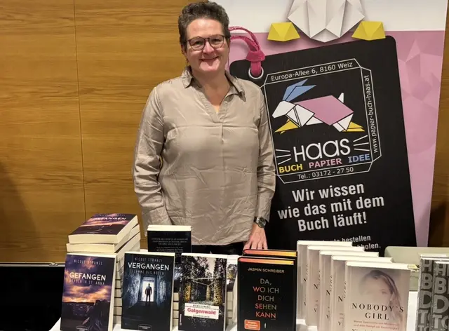 Auch die Buchhandlung Haas hatte durch Vertreterin Michaela Puffer-Sand einen Stand bei der Veranstaltung. | Foto: MeinBezirk/Leonie Herrmann