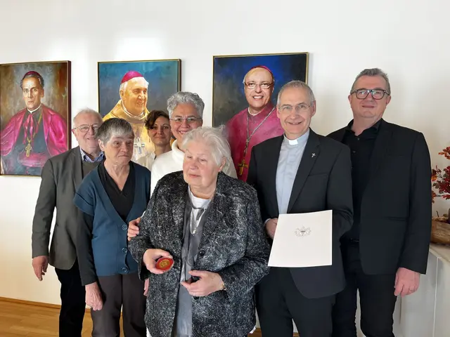 Verdienstmedaille in Gold: Die Diözese Eisenstadt ehrte Magdalena Pinterits für ihre langjährige und prägende Leitung des Blindenapostolats.  | Foto: Diözese Eisenstadt