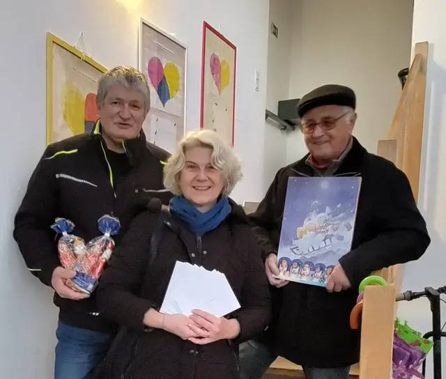 Elke Liebminger, Gemeinderat Josef Dietrich und Anton Brunner brachten Geschenke in das Frauenhaus