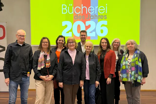 Ein Teil vom Team der Bücherei &amp; Spielothek mit Leiterin Nadja Fenneberg (3.v.l.), Kulturreferentin GR Theresa Schromm (3.v.r.) und Bgm. Christian Härting (5.v.l.).  | Foto: Privat