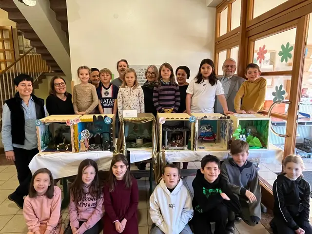 Volksschüler mit mit den gebastelten Märchen-Boxen für die Kirchdorfer Geschäfte. | Foto: VS