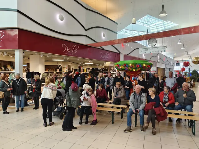 Zahlreiche Eltern, Großeltern, Verwandte, Freunde und Passanten ie0en sich das Spektakel nicht entgehen. 