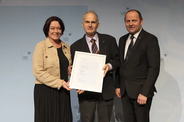 LTP Sonja Ledl-Rossmann und LH-Stv. Josef Geisler mit dem Ausgezeichneten Michael Baubin (Facharzt für Anästhesiologie und Intensivmedizin). | Foto: Land Tirol/Sedlak