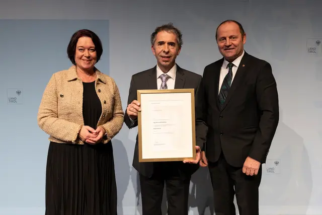 LTP Sonja Ledl-Rossmann und LH-Stv. Josef Geisler mit dem ausgezeichneten Regierungsrat Martin Außerlechner (Elektro- und maschinentechnische Anlagen). | Foto: Land Tirol/Sedlak
