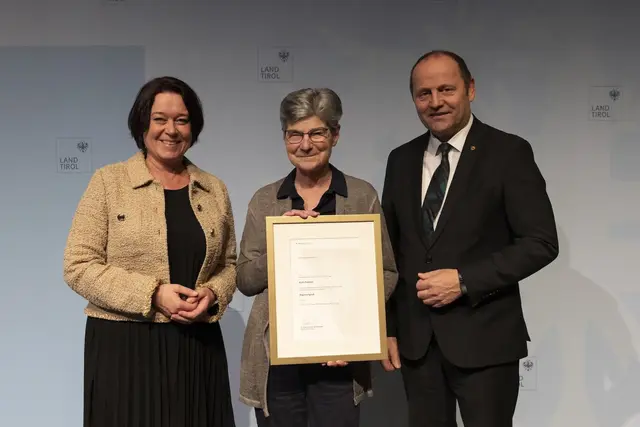 LTP Sonja Ledl-Rossmann und LH-Stv- Josef Geisler mit der ausgezeichneten Regierungsrätin Ruth Paolazzi (Abteilung Gesellschaft und Arbeit).
 | Foto: Land Tirol/Sedlak