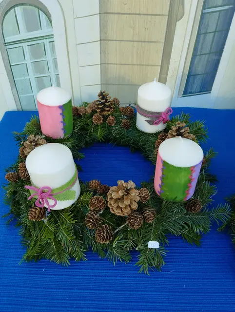 Adventkerzen in den Ausseer Dirndlfarben grün, rosa und violett