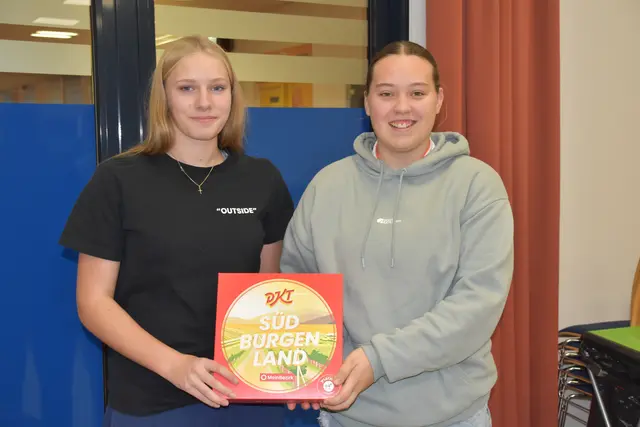 MeinBezirk brachte das neue "DKT Südburgenland" von Piatnik in limitierter Auflage heraus: Eva Handler und Tabea Schmidt präsentieren das Spiel. | Foto: Michael Strini