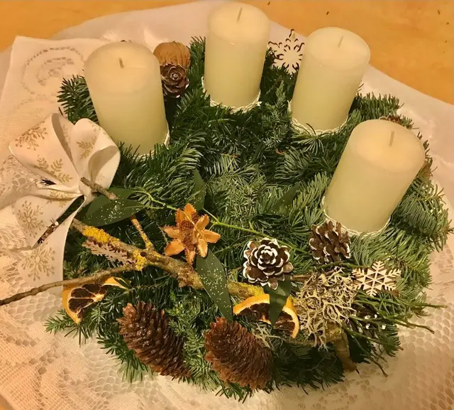 Die Goldhauben-Frauen St. Georgen am Walde. Adventkranzbinden 2024. | Foto: Zinterhof