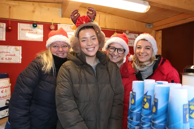 Dagmar, Luca, Sonja und Saskia schenken für den MPS-Verein aus. | Foto: Manfred Wlasak