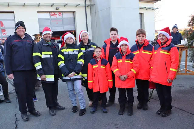 Fleißig bastelte die FF Jugend Zettling Weihnachtswichtel und Christbäumchen, da griffen die Besucher gerne zu. | Foto: Edith Ertl