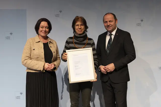 LTP Sonja Ledl-Rossmann und LH-Stv. Josef Geisler mit der Ausgezeichneten Maria Isabella Thurner-Dag (Ärztin für Allgemeinmedizin). | Foto: Land Tirol/Sedlak