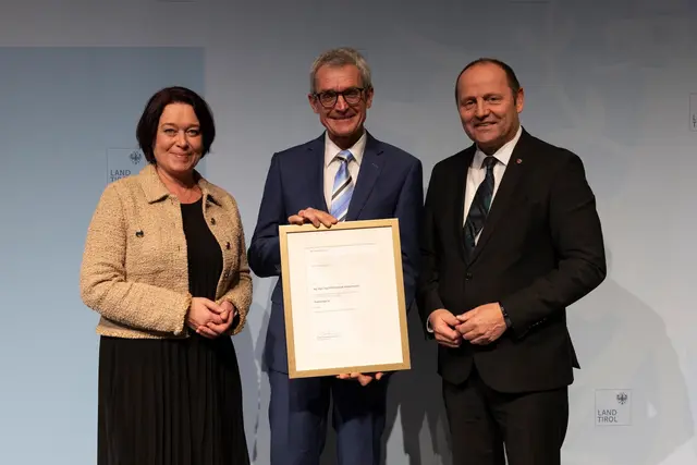LTP Sonja Ledl-Rossmann und LH-Stv- Josef Geisler mit dem ausgezeichneten Regierungsrat Christoph Niederhauser (Abteilung Mobilitätsplanung). | Foto: Land Tirol/Sedlak