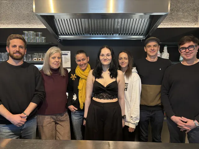Das Team von Ausbildungsfit Oberland mit leiterin Bettina Gabl (2.v.l.) und Vorzeige-Schützling Laura (m.). | Foto: Perktold