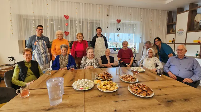 Roland Knoll, VzBgm. Emanuel Stefely, Daniela König vom Team der Tagesstätte und Tagesgäste der Tagesstätte für ältere Personen der Gemeinde Ernsthofen. | Foto: Astrid Mühlberger
