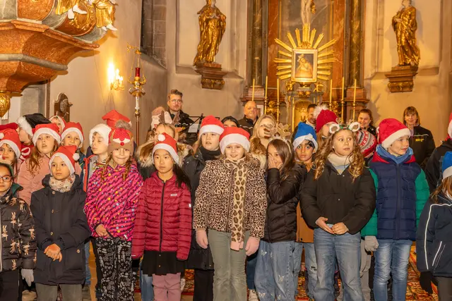 Gesang- und Tanzeinlagen der Kinder der 3. und UVÜ 2. Klassen zur Eröffnung. | Foto: cine-motion.at / R. Ivanek