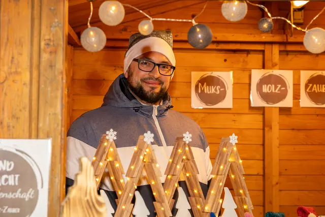 Aus Gramatneusiedl Martin mit seiner "Holzleidenschaft" im Muks-Holz-Zauber-Stand. | Foto: cine-motion.at / R. Ivanek