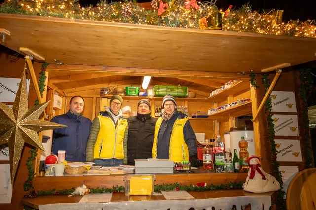 Stefan Krenn, Jochen Ditterich, Helmut Syrch und Werner Kugel  von der Bürgerliste(vlnr) servierten den Besuchern Apfelpunsch und Kaiserschmarren. | Foto: cine-motion.at / R. Ivanek