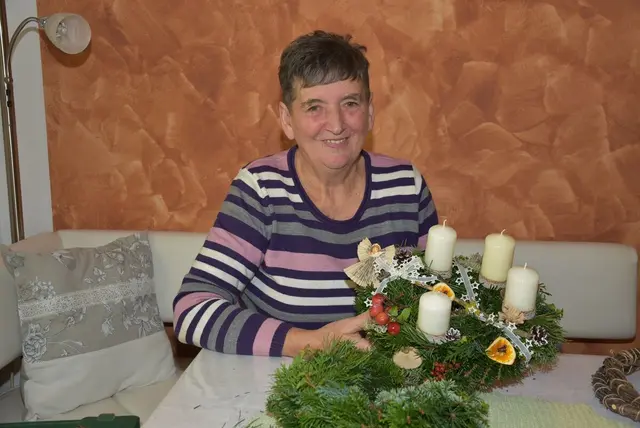 Die Goldhauben-Frauen St. Georgen am Walde. Adventkranzbinden 2024. | Foto: Zinterhof