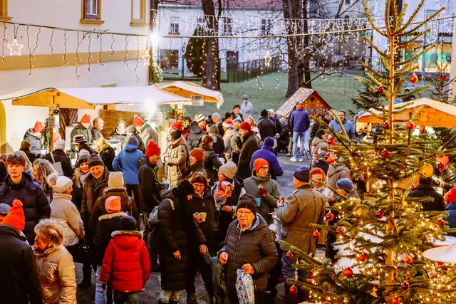 Stimmungsvolle Adventatmosphäre im historischen Innenhof des Stift Göss. | Foto: Armin Russold