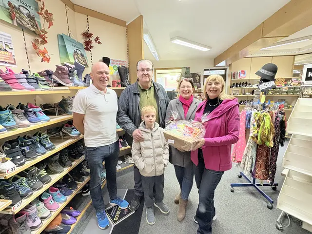 Rattens Bürgermeister Thomas Heim und Vizebürgermeisterin Daniela Zapf (Mitte) sprachen ihren Dank für viele Jahrzehnte Schuhgeschäft in Ratten an Gerhard und Sylvia Eisenhut aus.