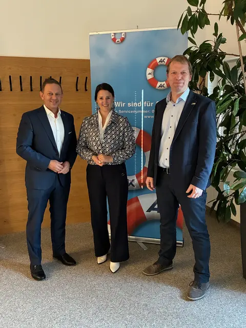 links: Fachkräftekoordinator Dr. Andreas Glätzle, LRin Astrid Mair, rechts Bezirksstellenleiter Mag. Gregor Prantl | Foto: AK-Telfs