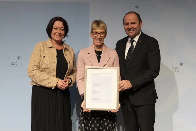 LTP Sonja Ledl-Rossmann und LH-Stv. Josef Geisler mit der Ausgezeichneten Johanna Kantner (Fachärztin für Innere Medizin). | Foto: Land Tirol/Sedlak