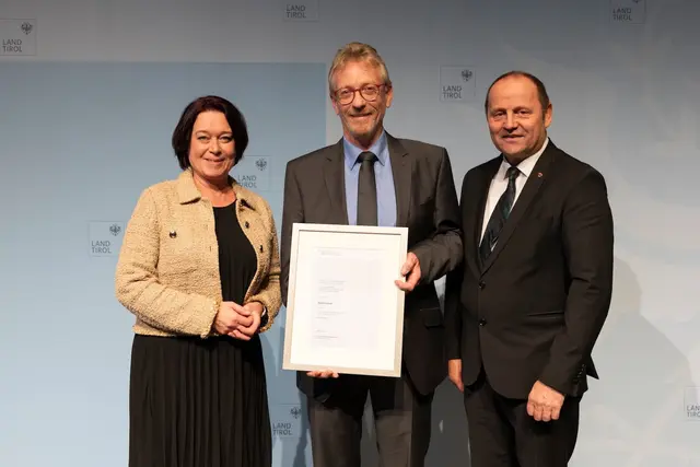 LTP Sonja Ledl-Rossmann und LH-Stv. Josef Geisler mit dem Ausgezeichneten Klaus Kapelari (Facharzt für Kinder- und Jugendheilkunde an der Universitätsklinik Innsbruck). | Foto: Land Tirol/Sedlak