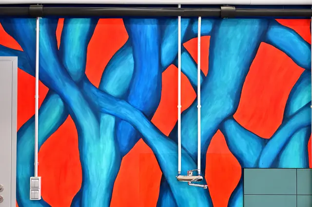 Ausschnitt der großflächigen Wandmalerei "Vernetzung in Blau und Rot" von Anna Maria Brandstätter. | Foto: Hans-Peter Kriener