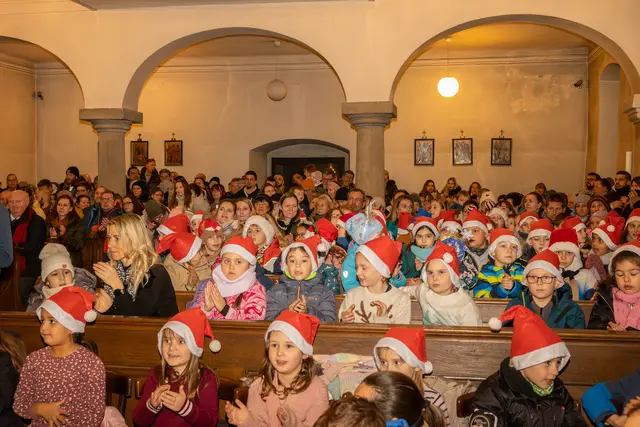 Adventeröffnung in der Kirche mit den Kindern der Volksschule. | Foto: cine-motion.at / R. Ivanek