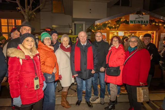 Gemeinsam am Adventmarkt - Nationalabgeordnete Silvia Kumpan Takacs, dahinter Walter Jakob, Gemeinderätinnen Ulrike Artner mit Ingrid Wendl, dahinter Gemeinderat Herbert Stuxer, Bürgermeister Ernst Wendl, Gemeinderat Robert Trnka in Begleitung mit Gemeinderätin Edith Friedrich (vlrnr).  | Foto: cine-motion.at / R. Ivanek