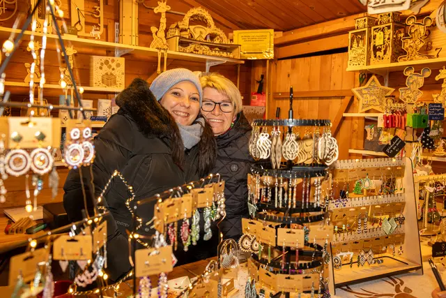 Stefanie und Petra Zimmermann mit Ihrem Stand Petra`s Bastelhütte (vlnr). | Foto: cine-motion.at / R. Ivanek