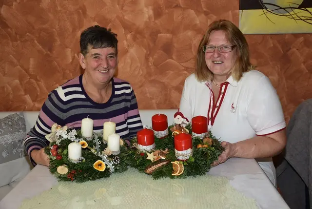 Die Goldhauben-Frauen St. Georgen am Walde. Adventkranzbinden 2024. | Foto: Zinterhof
