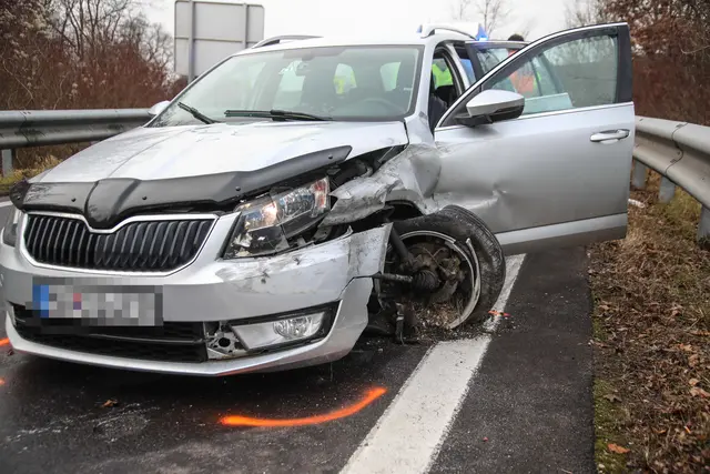 Der Lenker dürfte ersten Angaben nach offenbar nach einem Sekundenschlaf die Leitschiene touchiert haben.  | Foto: laumat/Matthias Lauber