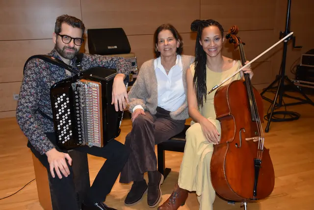 Die Cellistin und Singer-Songwriterin Marie Spaemann und der Akkordeonist Christian Bakanic waren zu Gast beim Kulturverein Waldhausen. Magdalena Eder, Obfrau Kulturverein Waldhausen, am Bild in der Mitte. Die Besucher waren begeistert.  | Foto: Zinterhof