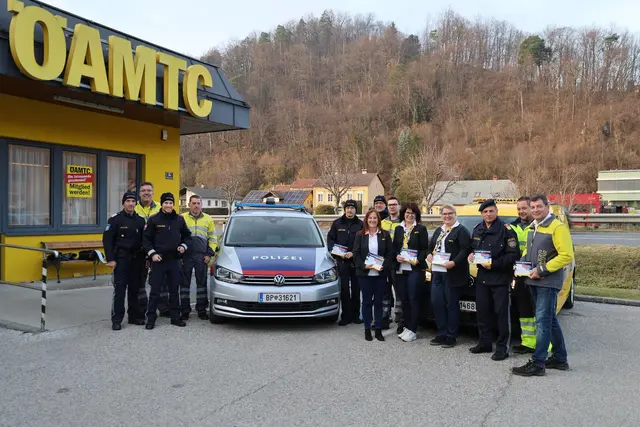 Polizei und ÖAMTC bei der gemeinsamen Lichtkontrolle in Lilienfeld. | Foto: ÖAMTC