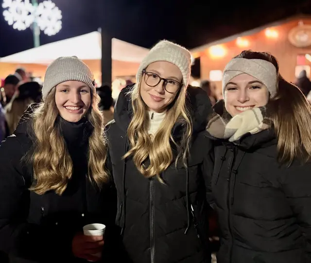 Antonia Gruber, Laura Lind und Sophia Gerstenmayer lassen den Abend am Adventmarkt ausklingen 