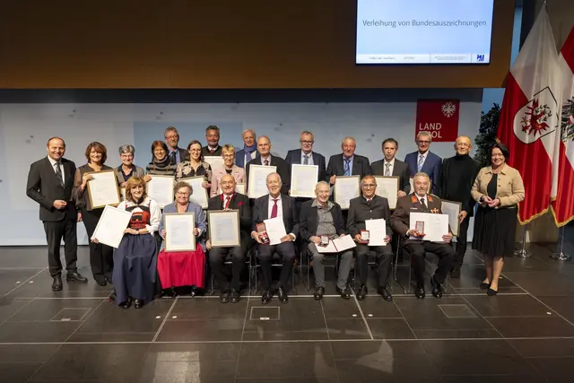 Die ausgezeichneten Persönlichkeiten mit LH-Stv. Josef Geisler und LTP Sonja Ledl-Rossmann. | Foto: Land Tirol/Sedlak