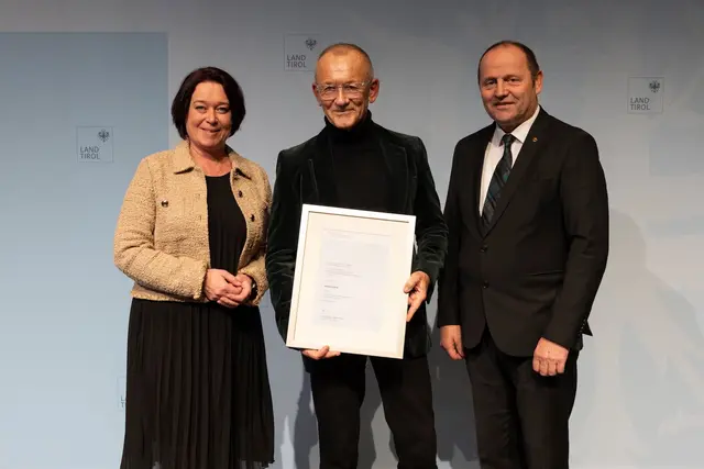 LTP Sonja Ledl-Rossmann und LH-Stv. Josef Geisler mit dem Ausgezeichneten Harald Oberbauer (Facharzt für Psychiatrie und Neurologie in Innsbruck). | Foto: Land Tirol/Sedlak