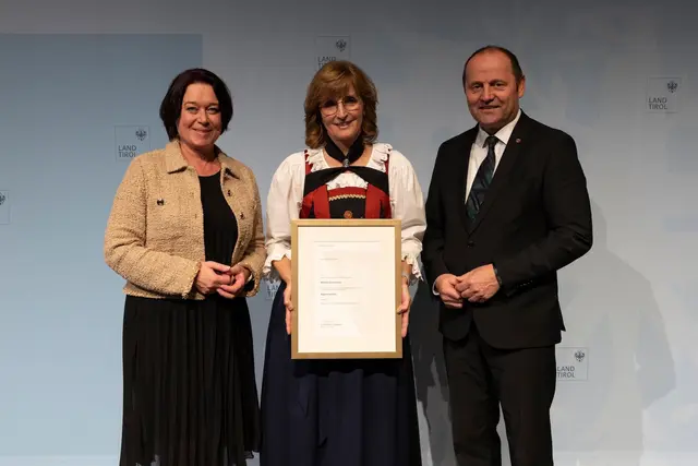 LTP Sonja Ledl-Rossmann und LH-Stv. Josef Geisler mit der ausgezeichneten Regierungsrätin Martina Grissemann (Bezirkshauptmannschaft Landeck). | Foto: Land Tirol/Sedlak