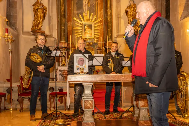 Bürgermeister Ernst Wendl eröffnet offiziziell den Adventmarkt . | Foto: cine-motion.at / R. Ivanek