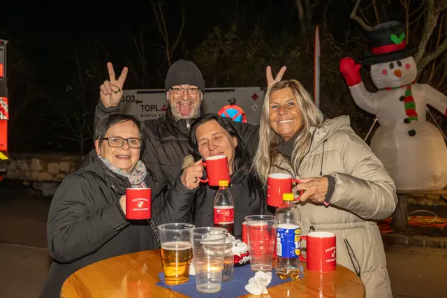 Melitta (links) und Gina R. (ganz rechts) mit Freunden hatten ihren Spaß, | Foto: cine-motion.at / R. Ivanek