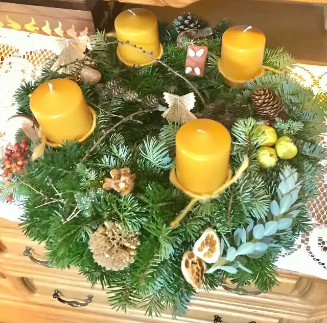 Die Goldhauben-Frauen St. Georgen am Walde. Adventkranzbinden 2024. | Foto: Zinterhof