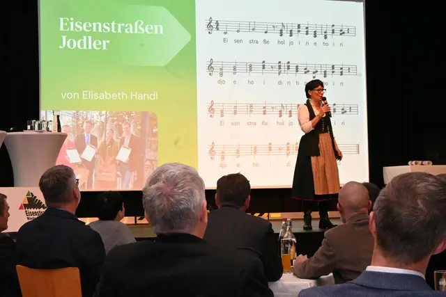 Ein weiterer besonderer Moment war eine interaktive Überraschung: gemeinsam mit Elisabeth Handl. | Foto: eisenstrasse.info
