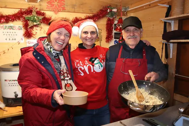 Käsespätzle vom Musikverein: Uschi Mann, Sabine Hammer und Peter Kammerhofer. | Foto: Manfred Wlasak