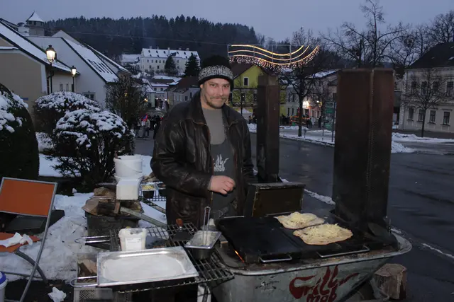 Ein origineller Griller ist dieses Gerät. Und das Ergebnis schmeckt großartig.  | Foto: Walter Kellner