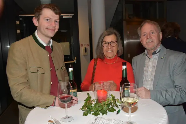 Die Cellistin und Singer-Songwriterin Marie Spaemann und der Akkordeonist Christian Bakanic waren zu Gast beim Kulturverein Waldhausen. Die Besucher waren begeistert.  | Foto: Zinterhof
