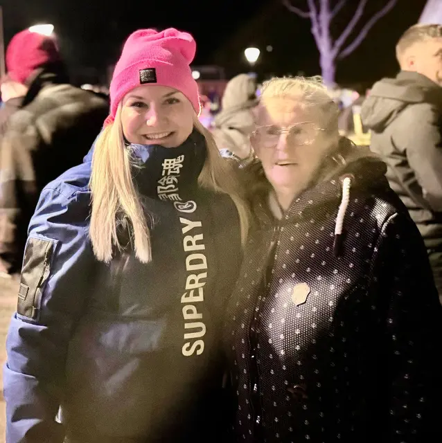 Kristina Hinterwallner und Sieglinde Krendl verfolgen gespannt den Krampuslauf 