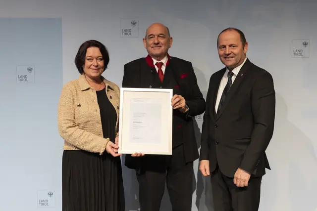 LTP Sonja Ledl-Rossmann und LH-Stv. Josef Geisler mit dem Ausgezeichneten Ludwig Gruber (Facharzt für Innere Medizin). | Foto: Land Tirol/Sedlak