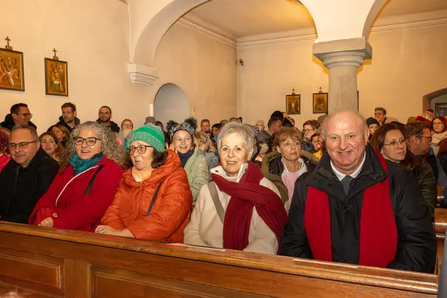 Auch der Gemeinderat mit Ingrid und Ernst Wendl, erhaschte noch eine Bankreihe, wenn sie früh genug kamen. | Foto: cine-motion.at / R. Ivanek