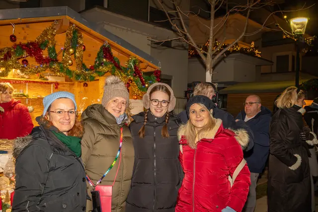 Sabine Rimser aus Maria Lanzendorf, Sandra Csida und Katharina Csida mit Nationalratsabgeordnete Silvia Kumpan-Takacs (vlnr). | Foto: cine-motion.at / R. Ivanek